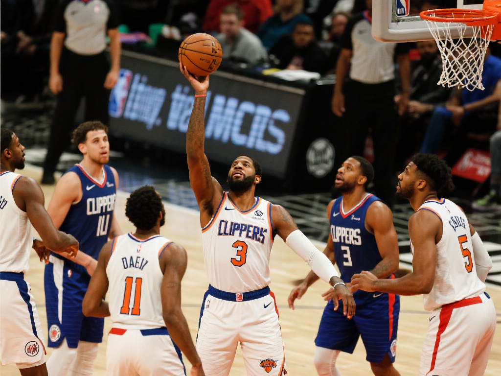 莱昂纳德与哈登联手轰下56分 快船力克尼克斯